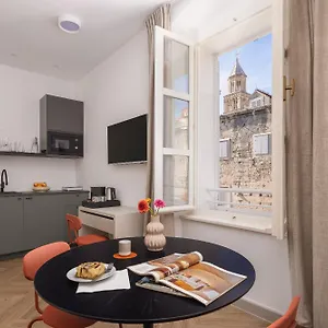 https://piac-luxury-suites.splithotels.org